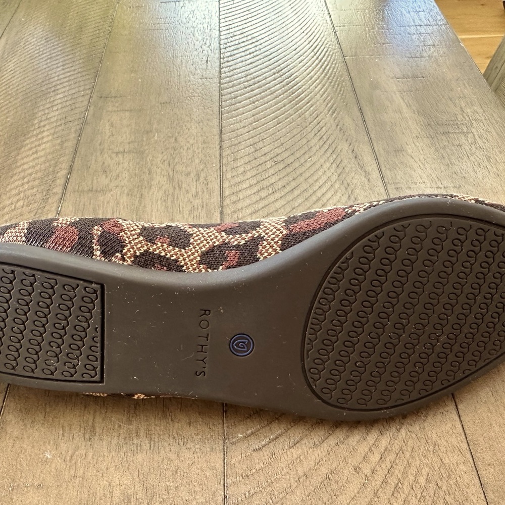 Comfy and Stylish Rothy Point Shoes, Big Cat, Size 11. - Picture 4 of 5